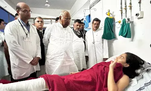 अहमदाबाद विमान हादसे में घायल हुए लोगों से मिले मल्लिकार्जुन खड़गे, पूर्व सीएम विजय रूपाणी के परिवार से भी की बात