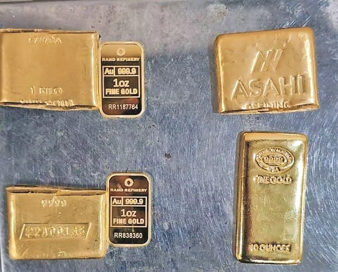 एअरपोर्ट पर 1.41 करोड़ का सोना बरामद, एअर इंडिया का क्रू मेंबर गिरफ्तार एअरपोर्ट पर 1.41 करोड़ का सोना बरामद, एअर इंडिया का क्रू मेंबर गिरफ्तार