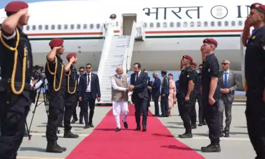 साइप्रस पहुंचे पीएम नरेंद्र मोदी, राष्ट्रपति निकोस ने एयरपोर्ट पर किया स्वागत, भारतीय समुदाय के साथ लगाए भारत माता की जय के नारे साइप्रस पहुंचे पीएम नरेंद्र मोदी, राष्ट्रपति निकोस ने एयरपोर्ट पर किया स्वागत, भारतीय समुदाय के साथ लगाए भारत माता की जय के नारे
