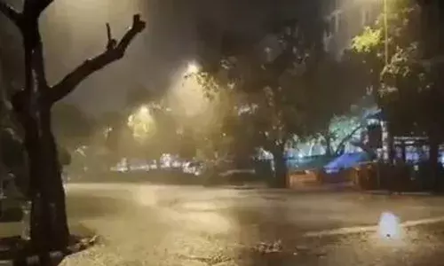 दिल्ली के कई इलाकों में तेज हवाओं के साथ बारिश, लोगों को मिली गर्मी से राहत