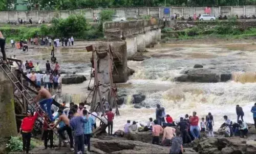 इंद्रायणी नदी पुल हादसे में बढ़ी मृतकों की संख्या, जिला कलेक्टर बोले- हमने चार शव बरामद किए, रेस्क्यू ऑपरेशन जारी