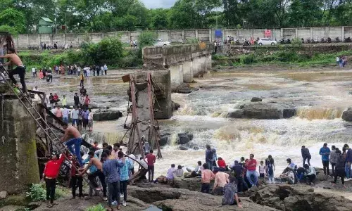 सीएम फडणवीस ने मृतक के परिजनों को 5-5 लाख रुपये देने का किया ऐलान, अब तक चार लोगों की मौत, रेस्क्यू अभी भी जारी