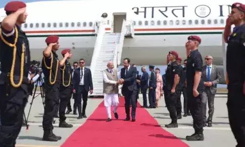साइप्रस पहुंचे पीएम नरेंद्र मोदी, राष्ट्रपति निकोस ने एयरपोर्ट पर किया स्वागत, भारतीय समुदाय के साथ लगाए भारत माता की जय के नारे