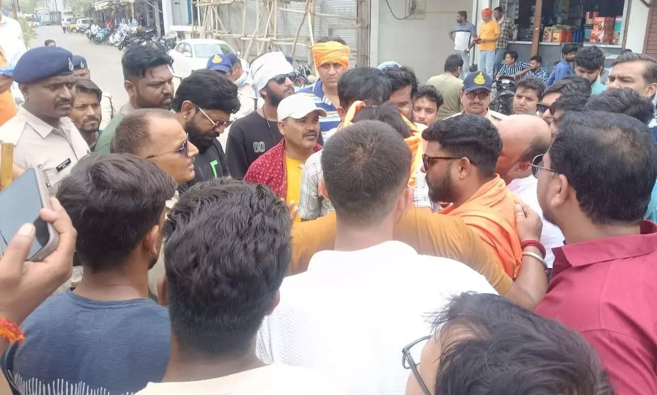 शराब माफिया के गुर्गों ने रात में मचाया उत्पात शराब माफिया के गुर्गों ने रात में मचाया उत्पात