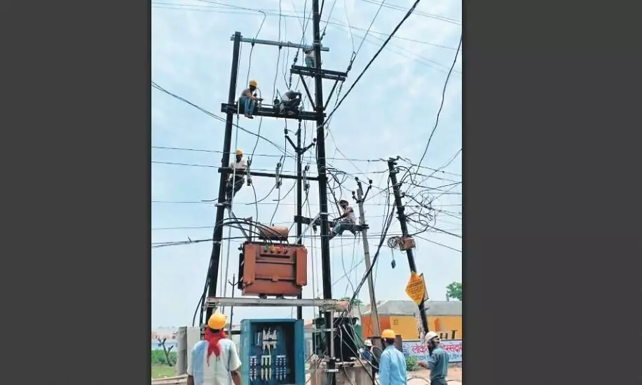 52 डिग्री के तपे पोल पर भले हम झुलस जाएं, बिजली बहती रहे 52 डिग्री के तपे पोल पर भले हम झुलस जाएं, बिजली बहती रहे
