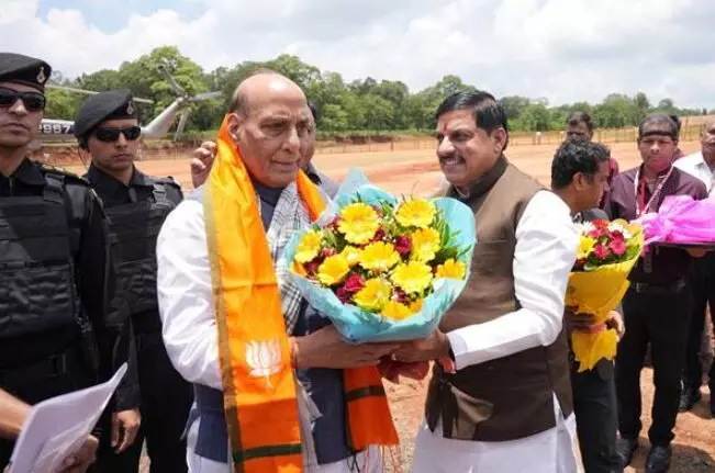 मुख्यमंत्री डॉ. यादव ने केन्द्रीय रक्षा मंत्री सिंह का पचमढ़ी में किया आत्मीय स्वागत मुख्यमंत्री डॉ. यादव ने केन्द्रीय रक्षा मंत्री सिंह का पचमढ़ी में किया आत्मीय स्वागत