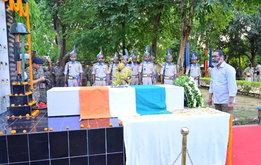 मुख्यमंत्री हेमंत सोरेन ने सीआरपीएफ के शहीद जवान सत्यवान कुमार सिंह को दी श्रद्धांजलि मुख्यमंत्री हेमंत सोरेन ने सीआरपीएफ के शहीद जवान सत्यवान कुमार सिंह को दी श्रद्धांजलि