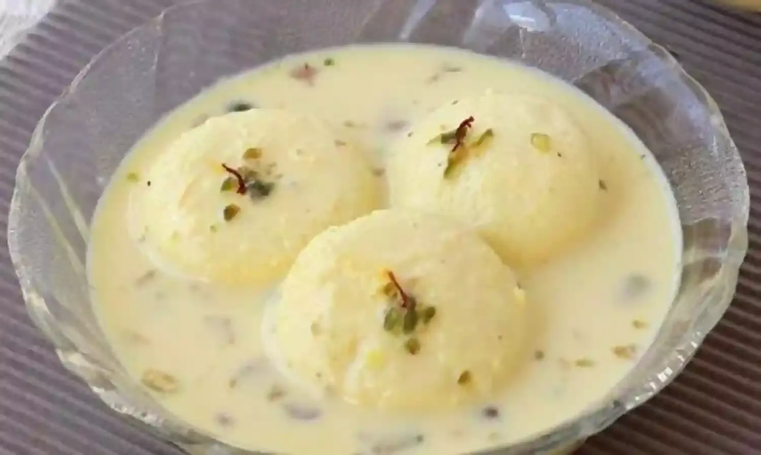 झटपट बनाएं मार्केट जैसी स्वादिष्ट और हम सब की पसंदीदा रसमलाई, एक बाइट लेते ही भूल जाएंगे दिनभर की थकान