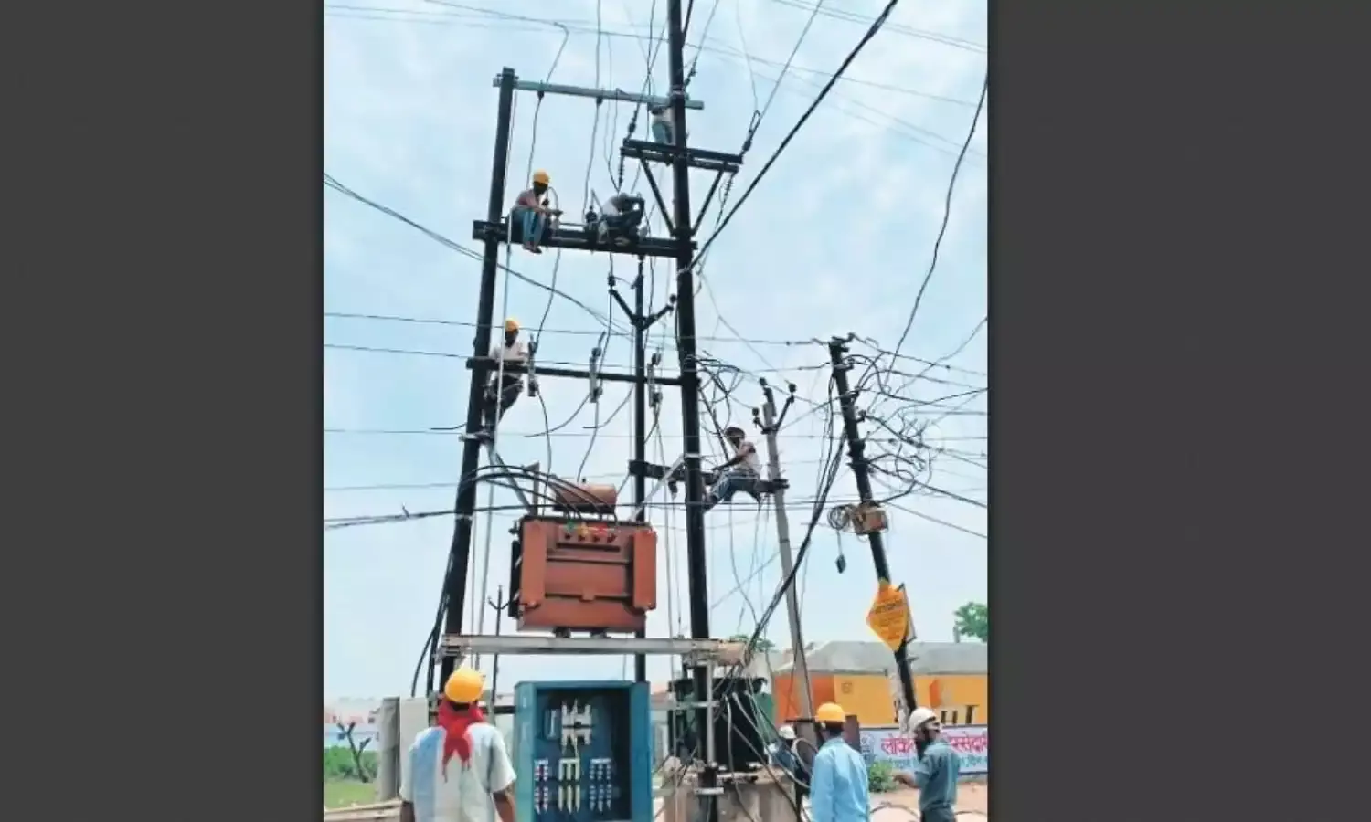52 डिग्री के तपे पोल पर भले हम झुलस जाएं, बिजली बहती रहे