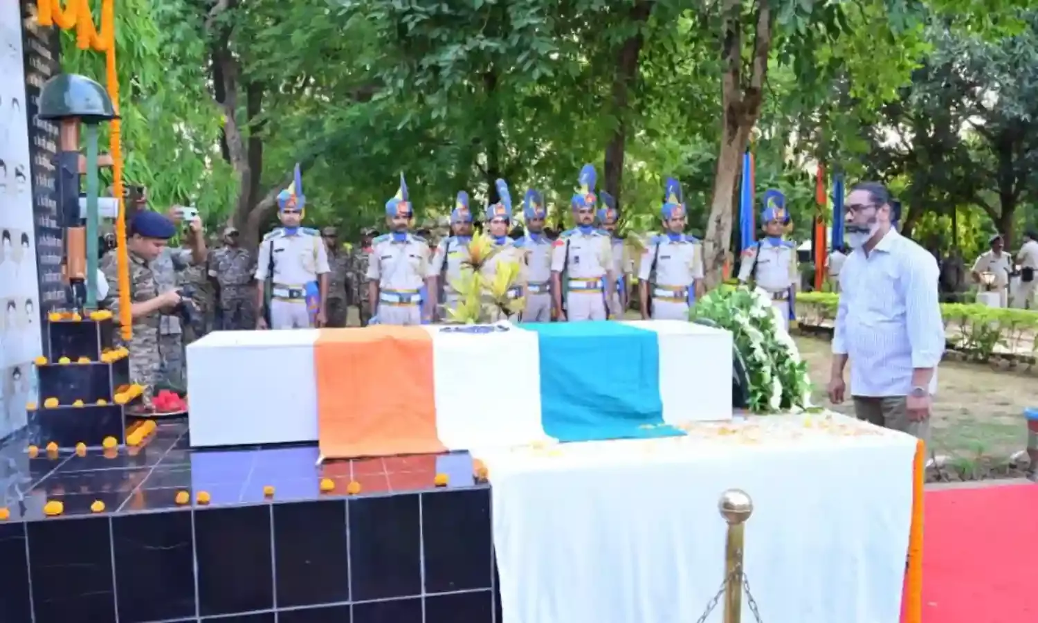मुख्यमंत्री हेमंत सोरेन ने सीआरपीएफ के शहीद जवान सत्यवान कुमार सिंह को दी श्रद्धांजलि