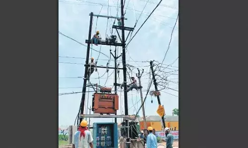 52 डिग्री के तपे पोल पर भले हम झुलस जाएं, बिजली बहती रहे