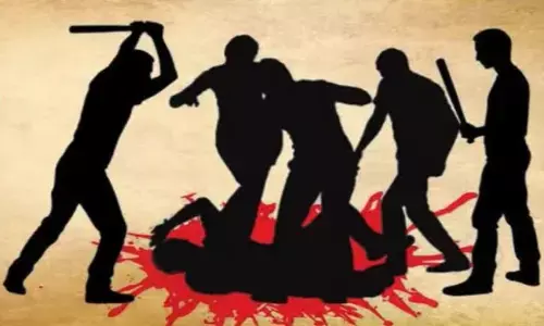 वाहन रोककर धारदार हथियार से हमला, सरपंच देशमुख की तरह हत्या करने की दी धमकी वाहन रोककर धारदार हथियार से हमला, सरपंच देशमुख की तरह हत्या करने की दी धमकी