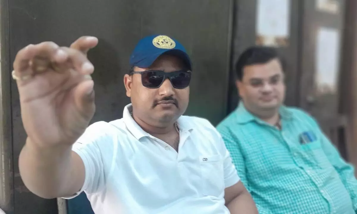 निजी भूमि में संचालित उथली हीरा खदान से मिला हीरा निजी भूमि में संचालित उथली हीरा खदान से मिला हीरा
