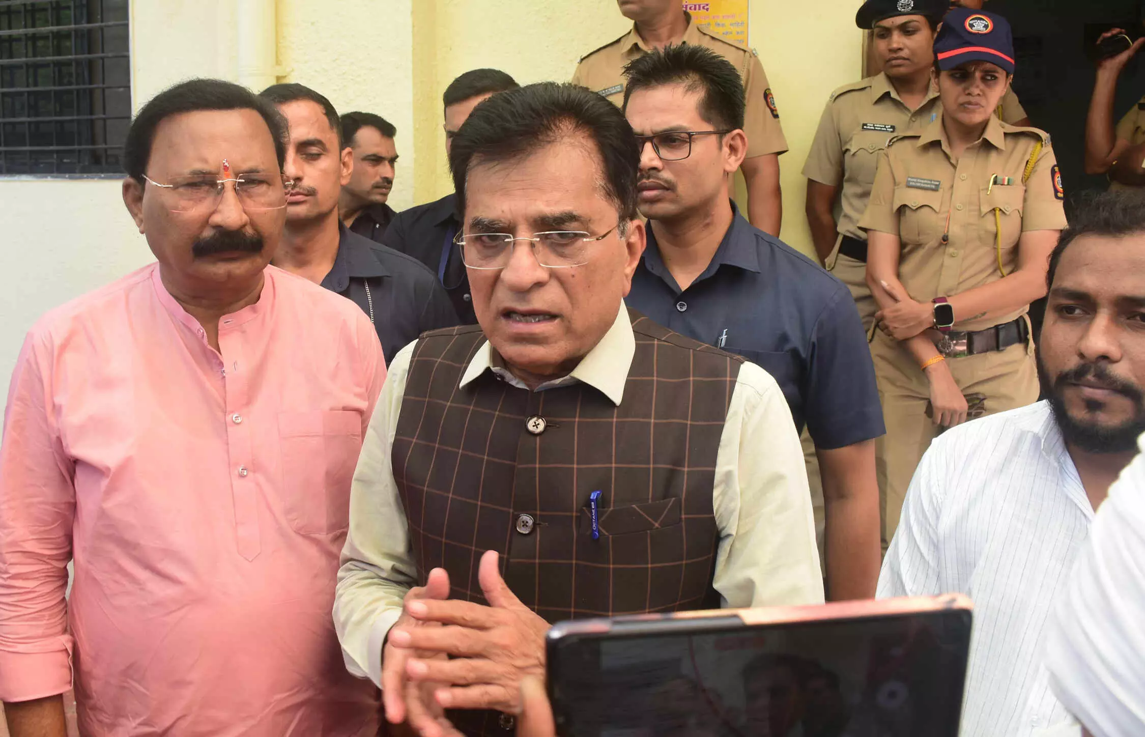 डीएम ने 15 दिनों में फर्जी जन्म प्रमाण पत्रों पर कार्रवाई करने कहा है : सोमैया डीएम ने 15 दिनों में फर्जी जन्म प्रमाण पत्रों पर कार्रवाई करने कहा है : सोमैया