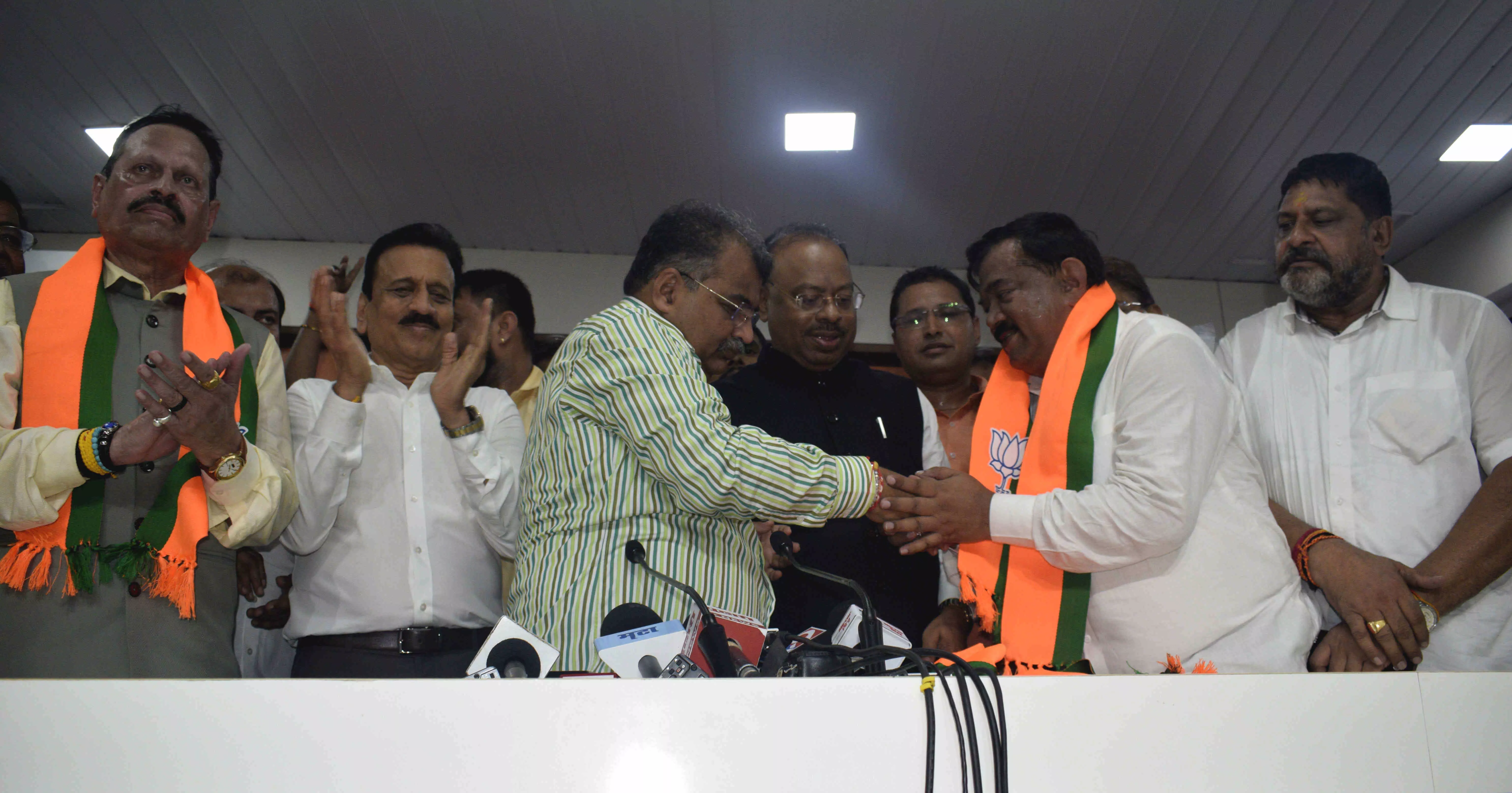 सुधाकर बडगुजर आखिरकार भाजपा में हुए शामिल, साथी दलों की चुप्पी विपक्ष ने उठाए सवाल सुधाकर बडगुजर आखिरकार भाजपा में हुए शामिल, साथी दलों की चुप्पी विपक्ष ने उठाए सवाल