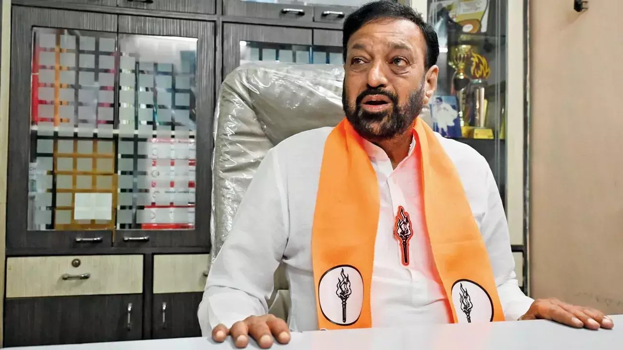 पार्टी छोड़ने की अफवाह के बीच घोसालकर ने उद्धव ठाकरे से की मुलाकात, बोले - हम साथ हैं पार्टी छोड़ने की अफवाह के बीच घोसालकर ने उद्धव ठाकरे से की मुलाकात, बोले - हम साथ हैं