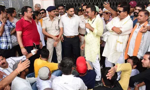 सुरक्षा घेरा तोडक़र नगर निगम के गेट तक पहुंचे प्रदर्शनकारी