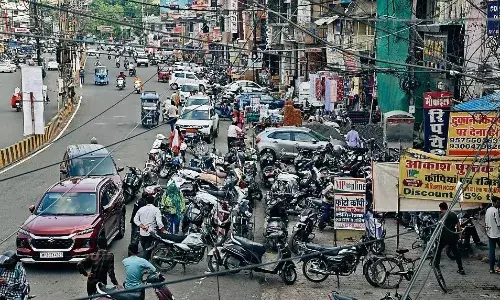 फुटपाथ पर पैदल चलने जगह नहीं, हो गए अवैध कब्जे, अब इन्हें हटाकर ड्रेन-टू-ड्रेन बनाएं सड़क