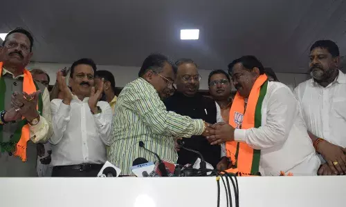 सुधाकर बडगुजर आखिरकार भाजपा में हुए शामिल, साथी दलों की चुप्पी विपक्ष ने उठाए सवाल