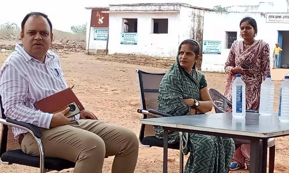 जपं पवई अध्यक्ष व सीईओ ने जनचौपाल लगाकर सुनीं ग्रामीणों की समस्यायें जपं पवई अध्यक्ष व सीईओ ने जनचौपाल लगाकर सुनीं ग्रामीणों की समस्यायें
