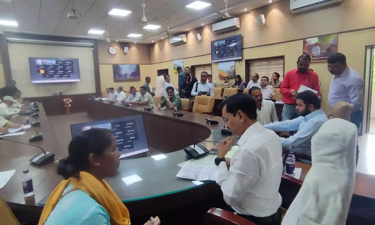 जनसुनवाई में सौंपा ज्ञापन, 105 आवेदनों पर कलेक्टर ने की जनसुनवाई जनसुनवाई में सौंपा ज्ञापन, 105 आवेदनों पर कलेक्टर ने की जनसुनवाई