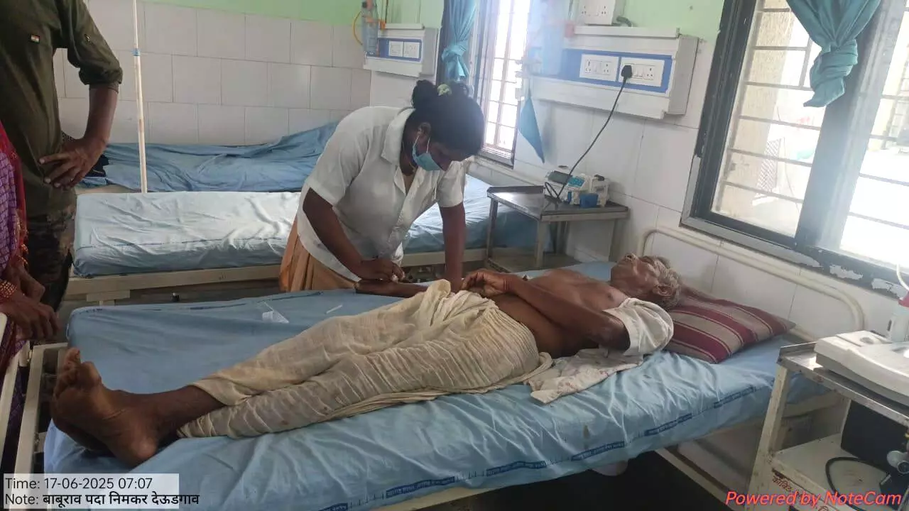 दो टस्कर हाथियों को देख भागा किसान, गड्ढे में गिरने से हुआ घायल दो टस्कर हाथियों को देख भागा किसान, गड्ढे में गिरने से हुआ घायल