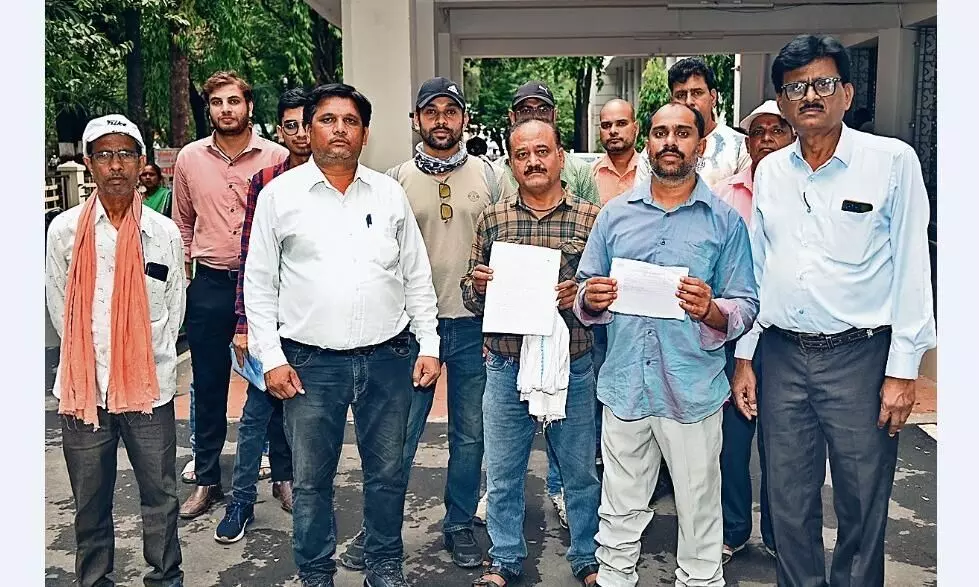 आधा-अधूरा फार्मलैंड बनाकर बिल्डर गायब ऑफिस बंद, लाखों लगाकर भी लोग परेशान आधा-अधूरा फार्मलैंड बनाकर बिल्डर गायब ऑफिस बंद, लाखों लगाकर भी लोग परेशान