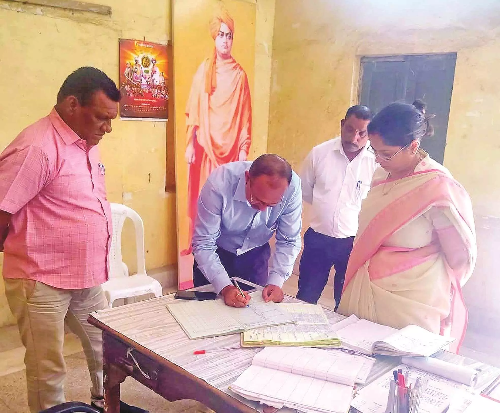 मनपा के हाजरी रजिस्टर में दर्ज की उपस्थिति, काम से 92 कर्मचारी गायब मनपा के हाजरी रजिस्टर में दर्ज की उपस्थिति, काम से 92 कर्मचारी गायब