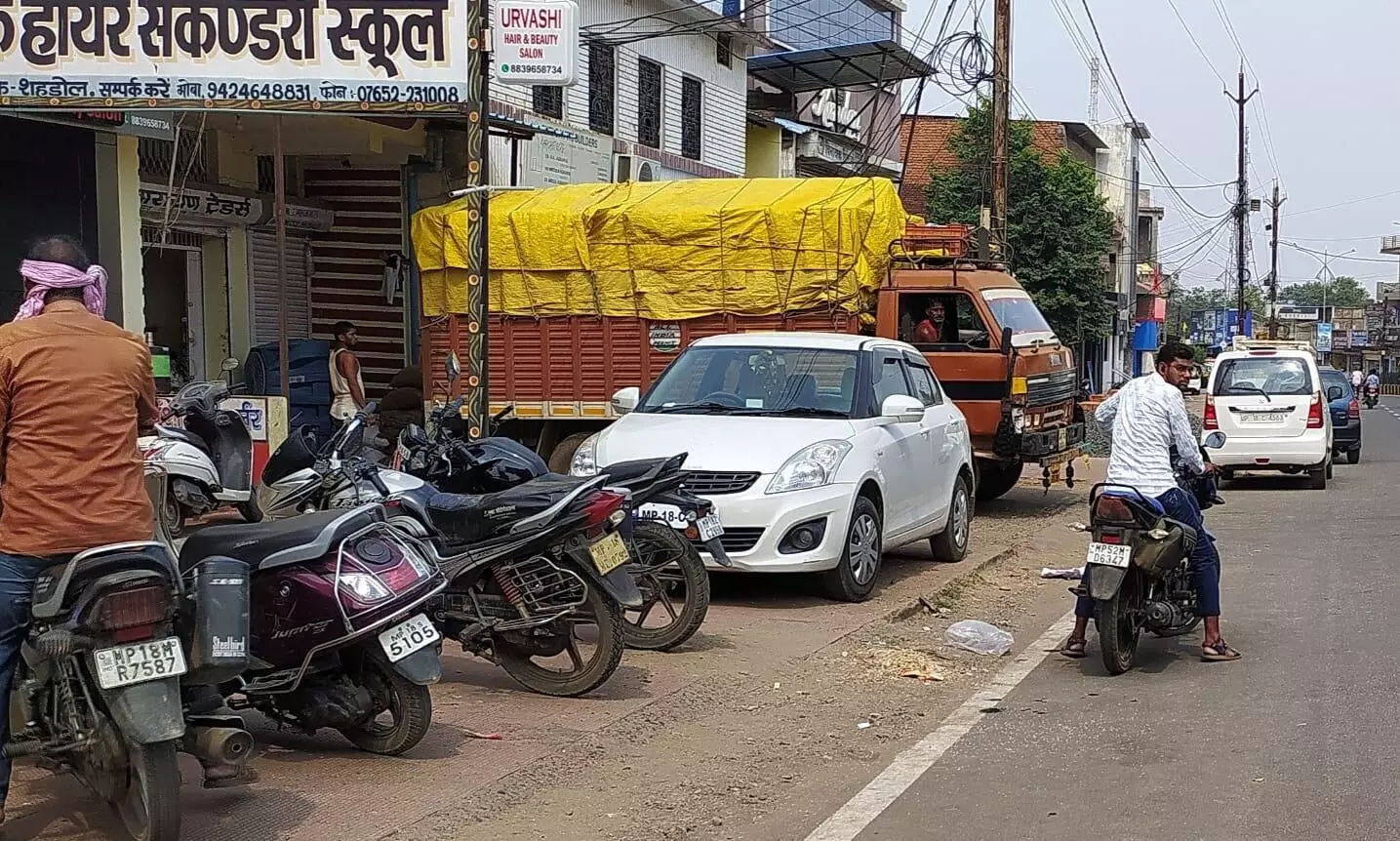 शहर की मुख्य सडक़ों सहित मॉडल रोड पर अतिक्रमण का साया, लगता है जाम शहर की मुख्य सडक़ों सहित मॉडल रोड पर अतिक्रमण का साया, लगता है जाम