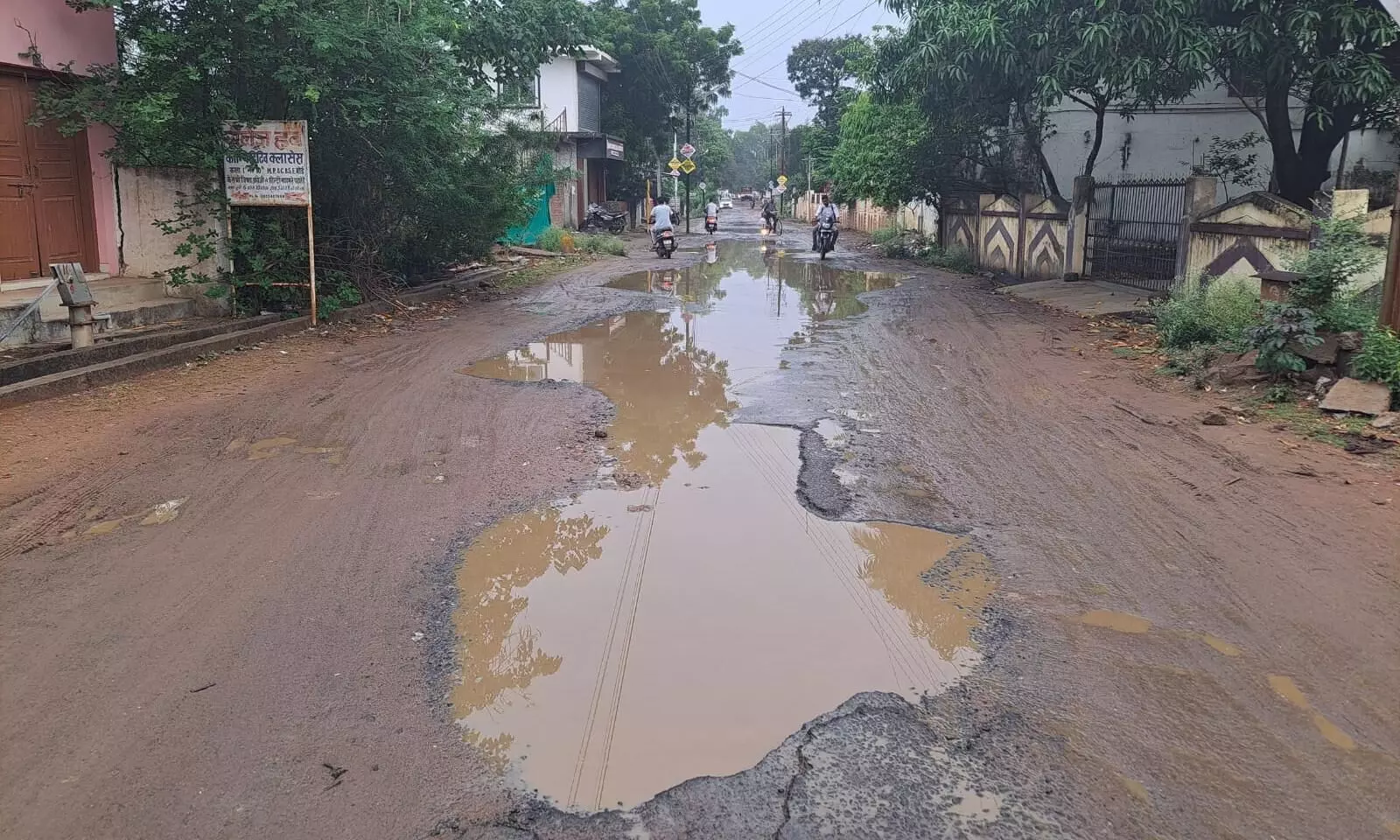 शहर में पहली बारिश के साथ ही जगह-जगह पानी भरने से परेशान नागरिक शहर में पहली बारिश के साथ ही जगह-जगह पानी भरने से परेशान नागरिक