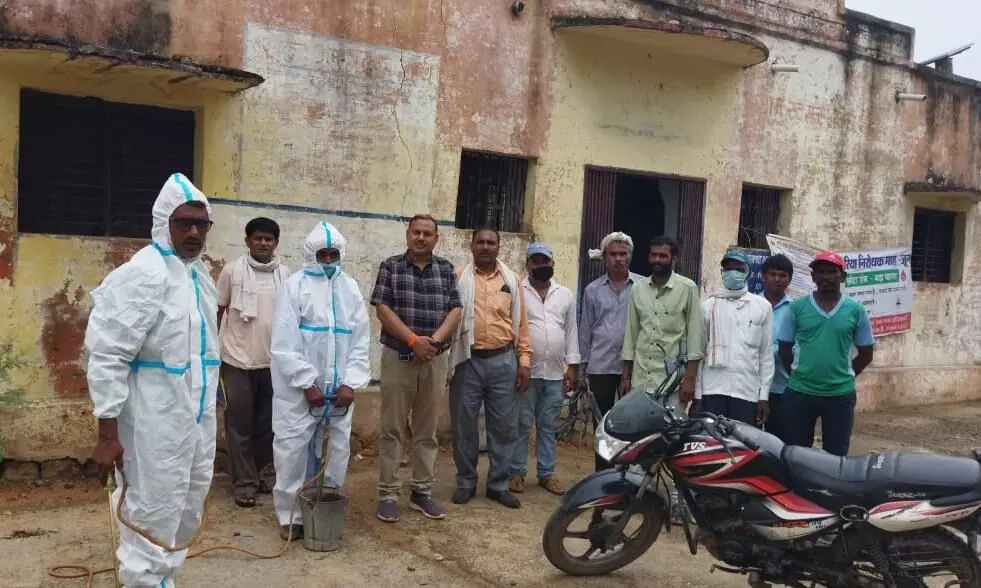 36 दिन में 32 गांवों के मच्छर मारेंगे 12 कर्मचारी, उचेहरा ब्लॉक के पिपरीकला ग्राम पंचायत से हुई शुरुआत 36 दिन में 32 गांवों के मच्छर मारेंगे 12 कर्मचारी, उचेहरा ब्लॉक के पिपरीकला ग्राम पंचायत से हुई शुरुआत