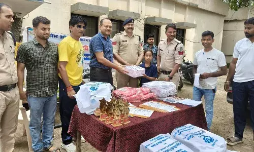 पुलिस का वादा, बच्चों की मुस्कान खेल किट पाकर खिले चेहरे