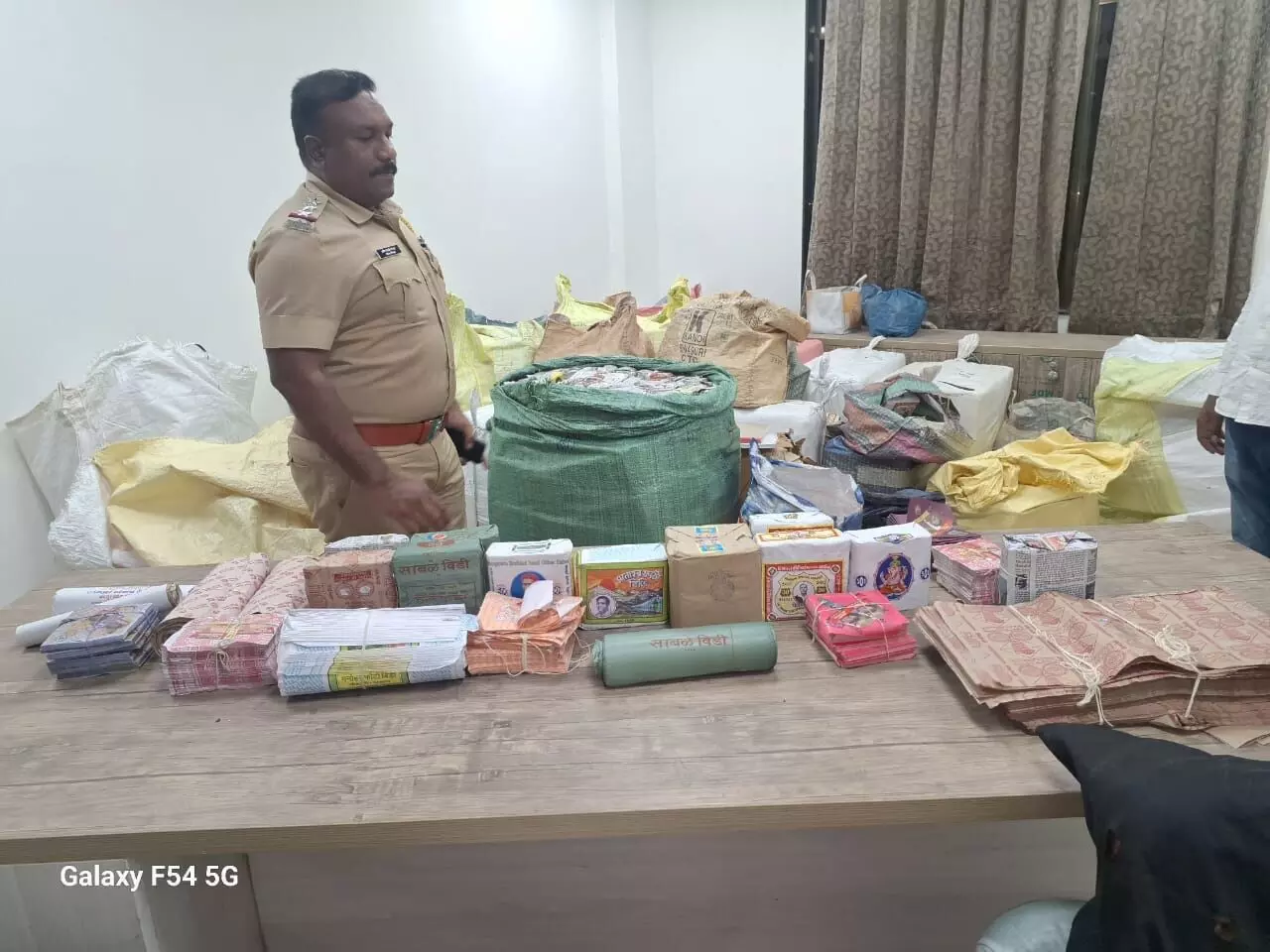 गोंदिया में चोरी छिपे चल रहा था नकली बीड़ी बनाने का कारखाना, पुलिस ने मारा छापा गोंदिया में चोरी छिपे चल रहा था नकली बीड़ी बनाने का कारखाना, पुलिस ने मारा छापा