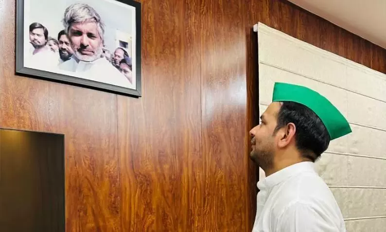 कोर्ट तक जाएगी लालू परिवार की लड़ाई! तेजप्रताप ने दी वॉर्निंग, बोले - मेरी खामोशी को मेरी कमजोरी समझने की भूल.. कोर्ट तक जाएगी लालू परिवार की लड़ाई! तेजप्रताप ने दी वॉर्निंग, बोले - मेरी खामोशी को मेरी कमजोरी समझने की भूल..