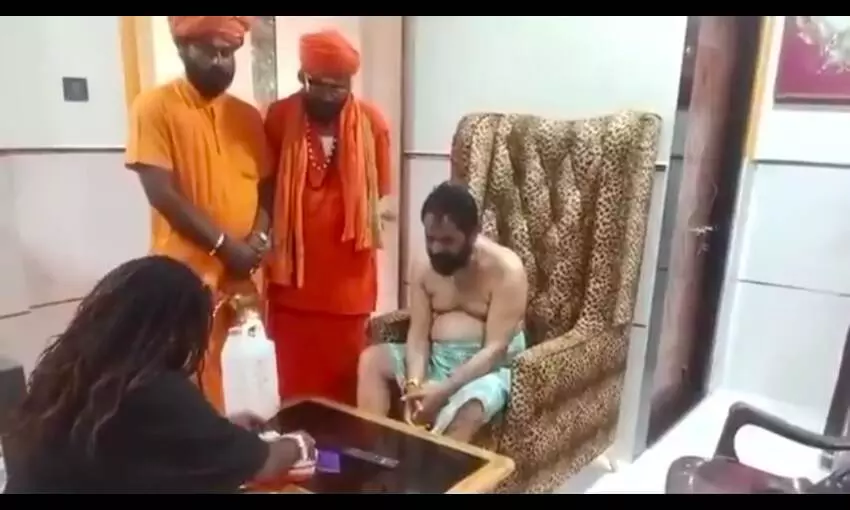 रायगड का पालकमंत्री पद पाने शिंदे के मंत्री भरत गोगावले पर लगा अघोरी पूजा करने का आरोप रायगड का पालकमंत्री पद पाने शिंदे के मंत्री भरत गोगावले पर लगा अघोरी पूजा करने का आरोप