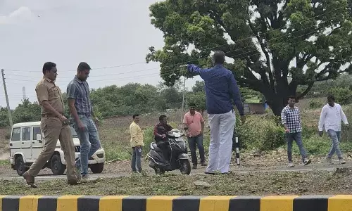 दिनदहाड़े  पुलिस बनकर आए बदमाशों ने दो लोगों से सवा पांच लाख के गहने किए पार