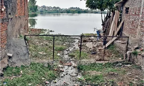 गंगासागर में मिल रहे 2 बड़े नाले, घरों के आउटलेट की भी तालाब में मिल रही गंदगी