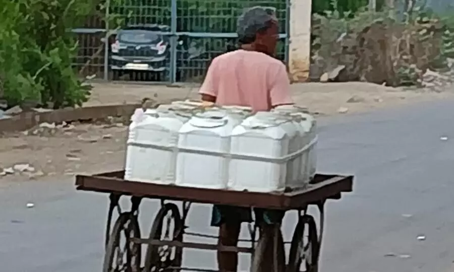बूंद-बूंद पानी के लिए तरह रहा तहसील मुख्यालय सिमरिया, हांथठेला वा वाहनों में डिब्बे ढोने को मजबूर लोग बूंद-बूंद पानी के लिए तरह रहा तहसील मुख्यालय सिमरिया, हांथठेला वा वाहनों में डिब्बे ढोने को मजबूर लोग