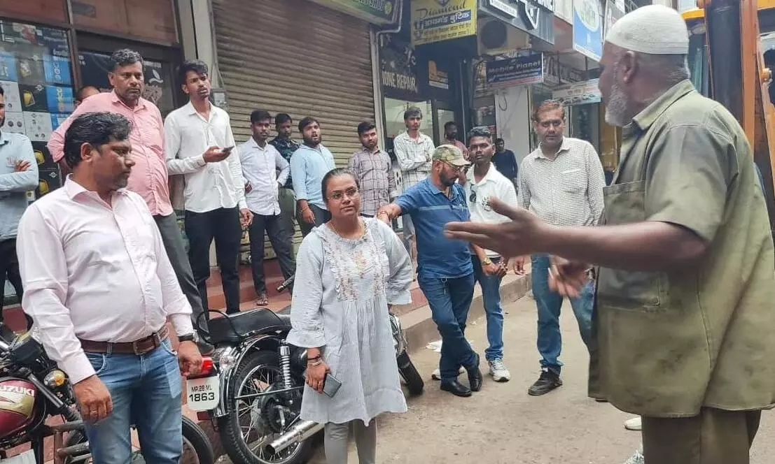 सरकारी जगह पर कब्जा कर लगा दिया गेट, निगम ने हटाया सरकारी जगह पर कब्जा कर लगा दिया गेट, निगम ने हटाया