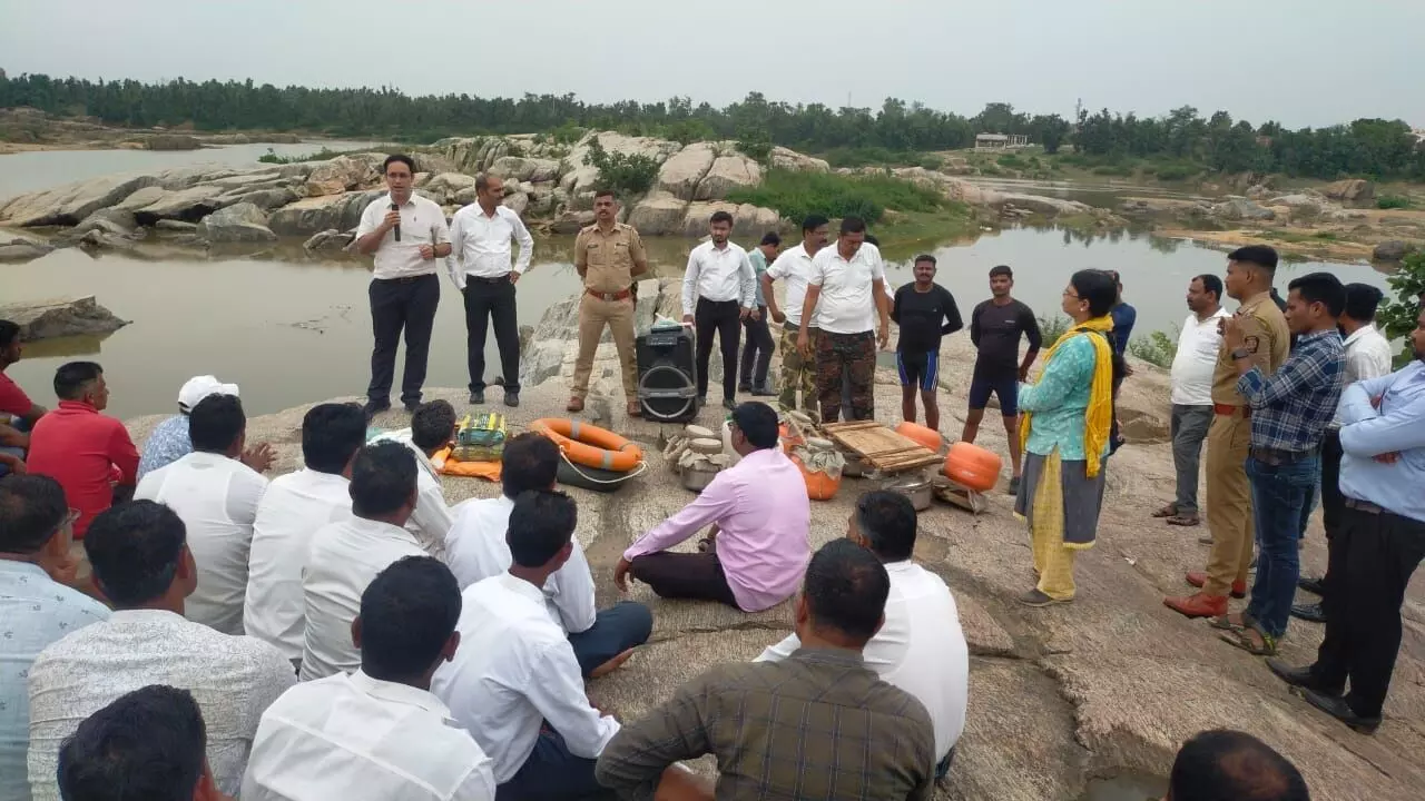 नदी तट पर पहुंचा बचाव व राहत दल , प्रशासन ने की मानसून पूर्व तैयारी नदी तट पर पहुंचा बचाव व राहत दल , प्रशासन ने की मानसून पूर्व तैयारी