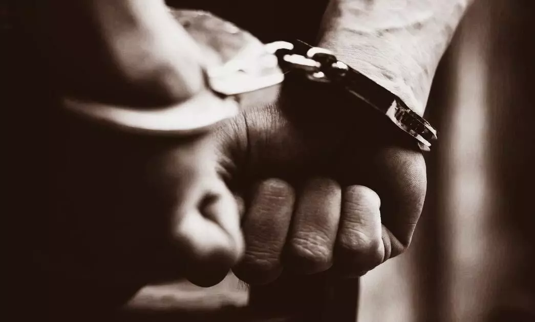 लापता बच्ची की हत्या का मुख्य आरोपी मुठभेड़ में घायल, तीन अन्य गिरफ्तार लापता बच्ची की हत्या का मुख्य आरोपी मुठभेड़ में घायल, तीन अन्य गिरफ्तार