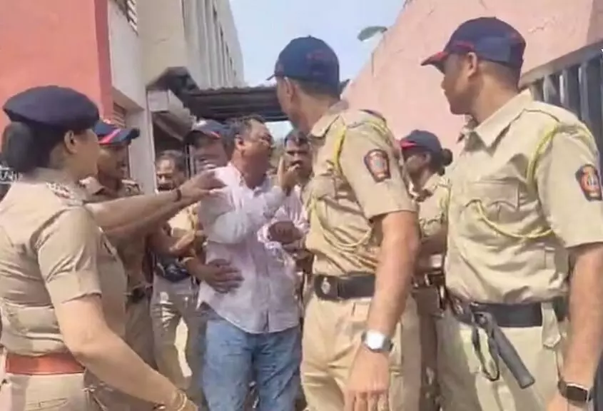 सीएम फडणवीस के काफिले में घुसकर व्यक्ति ने किया आत्मदाह का प्रयास सीएम फडणवीस के काफिले में घुसकर व्यक्ति ने किया आत्मदाह का प्रयास