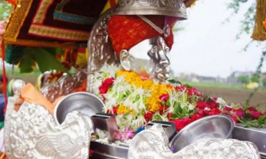 श्री संत गजानन महाराज की पालकी का भगवान वैद्यनाथ की नगरी में भव्य स्वागत श्री संत गजानन महाराज की पालकी का भगवान वैद्यनाथ की नगरी में भव्य स्वागत
