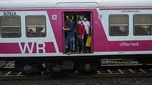 रेलवे से लोकल ट्रेनों में स्वचालित दरवाजे लगाने पर विचार करने का आग्रह रेलवे से लोकल ट्रेनों में स्वचालित दरवाजे लगाने पर विचार करने का आग्रह