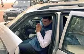 मुख्यमंत्री देवेंद्र फडणवीस के काफिले में घुसकर आत्मदाह की कोशिश, युवक गिरफ्तार मुख्यमंत्री देवेंद्र फडणवीस के काफिले में घुसकर आत्मदाह की कोशिश, युवक गिरफ्तार