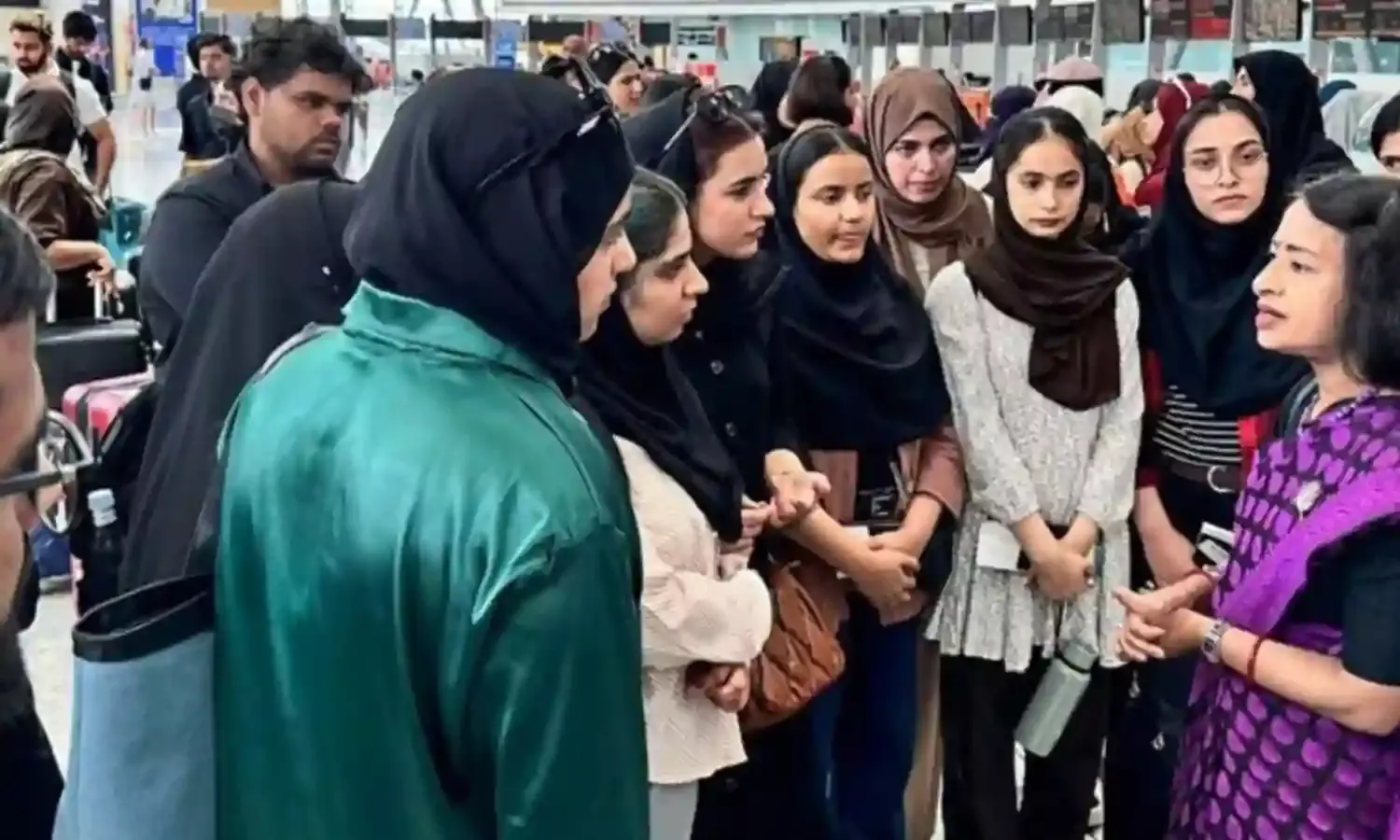 स्वदेश लौटेंगे भारतीय स्टूडेंट्स, ईरान ने खोला एयरस्पेस, 3 चार्टर्ड फ्लाइट्स से रेस्क्यू करेगी भारत सरकार