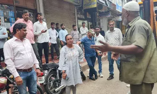 सरकारी जगह पर कब्जा कर लगा दिया गेट, निगम ने हटाया