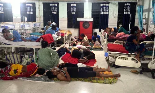 गडचिरोली जिला अस्पताल में बेड की कमी फर्श पर हो रहा मरीजों का इलाज