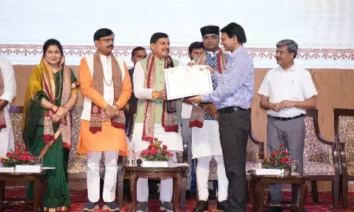 पर्यटन क्षेत्र में उत्कृष्ट योगदान के लिए पन्ना कलेक्टर सुरेश कुमार हुए सम्मानित