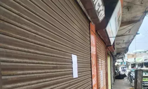 महेन्द्र भवन की 16 दुकान सील, एसडीएम ने की बडी कार्रवाई, किराया बकाया होने पर दुकानें की गई सील